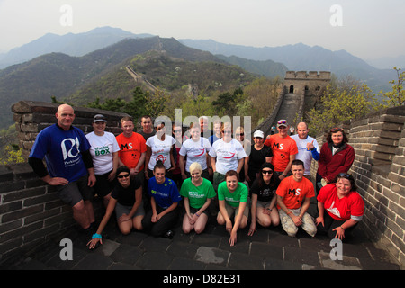 Wanderer auf dem Mutianyu Abschnitt der Great Wall Of China, Mutianyu Tal, Provence, Peking, Asien. Stockfoto