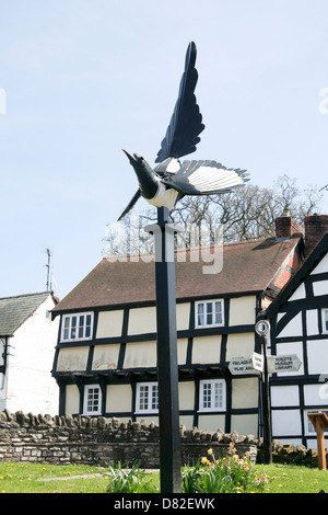 Elster Skulptur schwarz-weiß Dorf Trail Weobley Herefordshire England UK Stockfoto