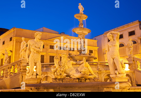 Palermo - Florentiner Founiain auf Piazza Pretoria in der Abenddämmerung Stockfoto