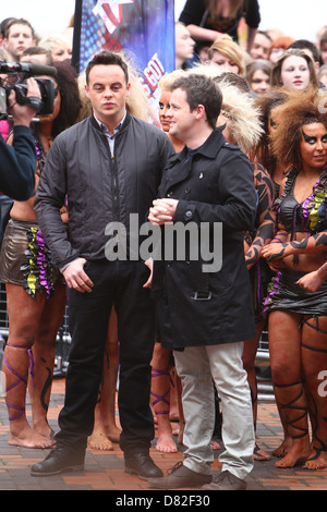 Anthony McPartlin und Declan Donnelly aka Ameise und Dez Ankunft bei den Auditions für "Britain es Got Talent" im ICC Stockfoto