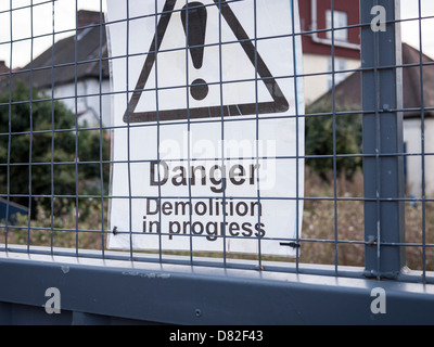 London, Gefahr Abriss im Zeichen von Fortschritt und Metalltor Stockfoto