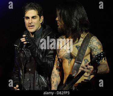 Perry Farrell und Dave Navarro Janes Addiction erklingt auf der Bühne in Massey Hall für ihr Theater der Aussteiger Tour 2012 Stockfoto