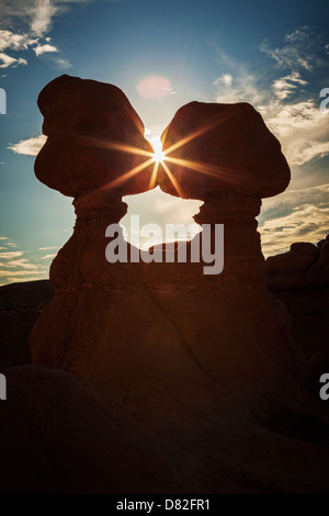 Sunburst durch Hoodoos, Goblin Valley State Park, Utah Stockfoto