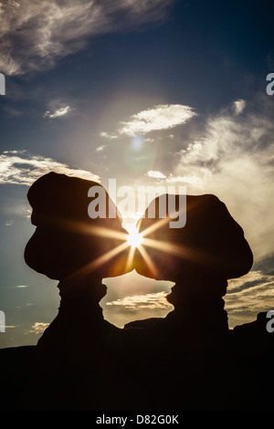 Sunburst durch Hoodoos, Goblin Valley State Park, Utah Stockfoto