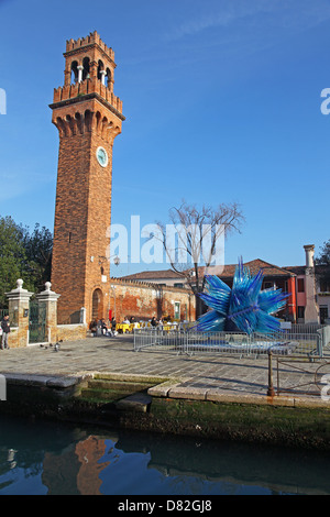 Glasskulptur neben dem Uhrturm in San Stefano quadratische Murano Insel Venedig, Italien Stockfoto
