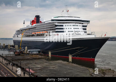 Liverpool, Großbritannien, 17. Mai, 2013. Die großen Luxury Cruise Liner Terminal, wo das Fahrgastschiff in Bermuda Liner RMS Queen Mary 2 Registrierte liegt bei ihrem Besuch in der Stadt. Der Liverpool Cruise Terminal ist eine 350 Meter lange schwimmende Struktur liegt am Fluss Mersey, die großen Kreuzfahrtschiffe, ohne die mitgelieferte Dock System oder liegestelle Mitte - Fluss- und Ausschreibungsverfahren Passagiere an Land zu besuchen. Das Terminal wurde offiziell am 21. September 2007 von Seiner Königlichen Hoheit, dem Herzog von Kent, wenn die Queen Elizabeth 2 am Terminal im Hafen eröffnet. Stockfoto