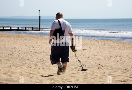 Mann mit Metalldetektor Bournemouth Strand entlang gehen, im Mai Stockfoto