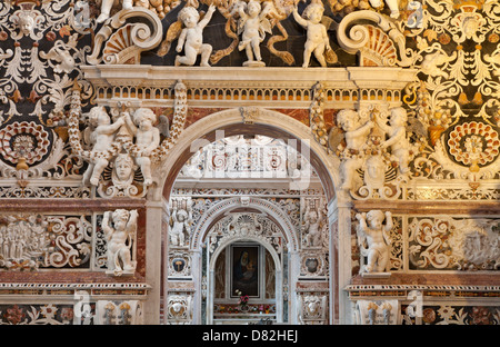 PALERMO - 8. APRIL: Detail aus Seitenschiff in Kirche La Chiesa del Gesu oder Casa Professa. Stockfoto