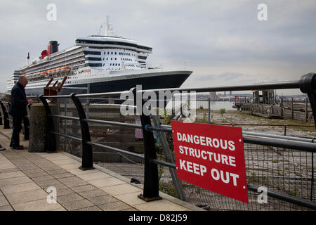 Liverpool, Vereinigtes Königreich 17. Mai 2013. Alten Dock & gefährliche Struktur Zeichen am Cruise Liner Terminal wo das Passagierschiff registriert in Bermuda Liner RMS Queen Mary 2 bei ihrem Besuch in der Stadt festgemacht.   Das Liverpool Cruise Terminal bei Fürsten-Parade ist eine 350 Meter lange schwimmende Struktur befindet sich auf dem Fluss Mersey ermöglichen große Kreuzfahrtschiffe, ohne in das beiliegende Dock System eindringen oder Liegeplatz Mitte des Flusses und Ausschreibung Passagiere an Land zu besuchen.  Bildnachweis: Mar Photographics / Alamy Live News Stockfoto