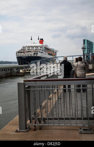 Liverpool, Vereinigtes Königreich 17. Mai 2013. Wo das Passagierschiff in Bermuda Liner RMS Queen Mary 2 registriert Cruise Liner Terminal festgemacht bei ihrem Besuch in der Stadt.  Das Liverpool Cruise Terminal bei Fürsten-Parade ist eine 350 Meter lange schwimmende Struktur befindet sich auf dem Fluss Mersey ermöglichen große Kreuzfahrtschiffe, ohne in das beiliegende Dock System eindringen oder Liegeplatz Mitte des Flusses und Ausschreibung Passagiere an Land zu besuchen. Das Terminal wurde offiziell am 21. September 2007 durch seine königliche Hoheit der Herzog von Kent eröffnet, wenn die Queen Elizabeth 2 am Terminal festgemacht.  Bildnachweis: Mar Photographics / Alamy Live News Stockfoto