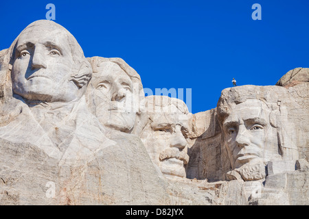 Park-Service-Mitarbeiter steht am Mount Rushmore beim Vorbereiten zum Abseilen im Rahmen einer Inspektion, South Dakota Stockfoto