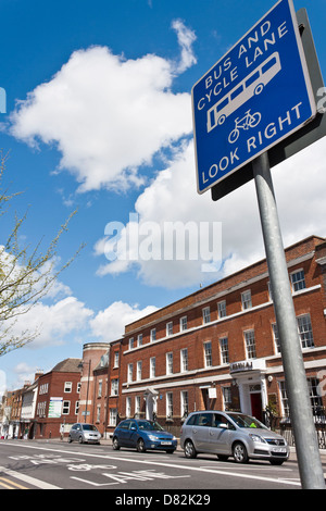 Bus & Zyklus Lane Straßenschild in städtische Bereich Stockfoto