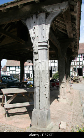 Markthalle Reparaturarbeiten schwarz-weiß Dorf Trail Pembridge Herefordshire England UK Stockfoto