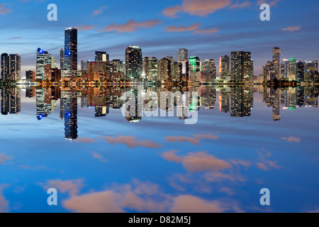 Die Skyline von Miami spiegelt sich in der Biscayne Bay in der Abenddämmerung, Florida, USA. Stockfoto