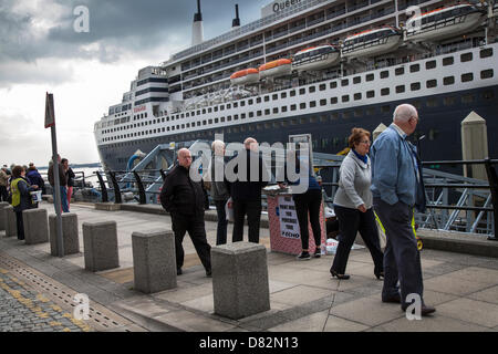 Passagier docks Liverpool, Großbritannien, 17. Mai, 2013. Die Cruise Liner Terminal, wo das Fahrgastschiff in Bermuda Liner RMS Queen Mary 2 Registrierte liegt bei ihrem Besuch in der Stadt. Der Liverpool Cruise Terminal im Princes Parade ist eine 350 Meter lange schwimmende Struktur liegt am Fluss Mersey, die großen Kreuzfahrtschiffe, ohne die mitgelieferte Dock System oder liegestelle Mitte - Fluss- und Ausschreibungsverfahren Passagiere an Land zu besuchen. Das Terminal wurde offiziell am 21. September 2007 von Seiner Königlichen Hoheit, dem Herzog von Kent, wenn die Queen Elizabeth 2 am Terminal im Hafen eröffnet. Stockfoto