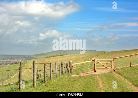 Ein Tor auf der South Downs Way führt zum Fluss Adur Tal in der Nähe von Upper Beeding und Steyning - South Downs National Park. Stockfoto