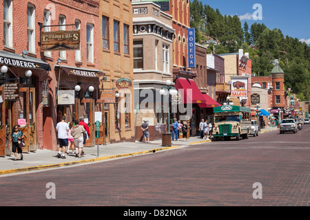 Touristen erkunden Main Street im historischen Deadwood, South Dakota