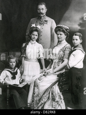 Kaiser FRANZ FERDINAND von Österreich-Ungarn mit seiner Frau Sophie und ihre Kinder mit Kronprinz Rudolf auf der rechten Seite Stockfoto