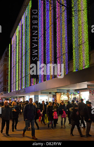 Debenhams Department Store in der Oxford Street mit Weihnachtsbeleuchtung und Shopper Stockfoto