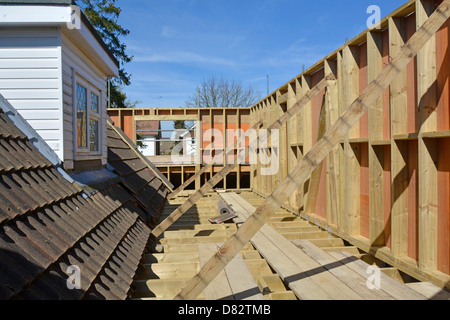 Freistehendes Haus neue Schlafzimmer Verlängerung Erste etage Fachwerk & Timber Frame Sperrholzplatten erwarten neue Dach England Großbritannien finden Sie unter "Weitere Informationen" Hinweis unten Stockfoto