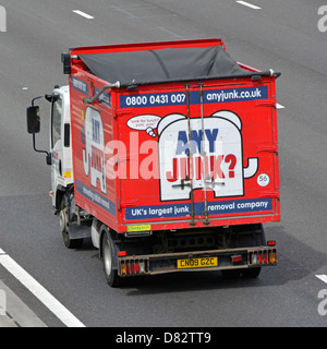 Rückseite und Seitenansicht von oben des roten LKW Sammlung Geschäft Werbung Grafik als UK größte Junk-Entfernung-Unternehmen Fahren Sie auf der Autobahn M25 Stockfoto