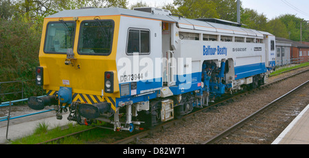 Die Bahn Wartung Maschine hergestellt von Plasser & Theurer & von Balfour Beatty stationär in Abstellgleis bei shenfield Brentwood Essex UK betrieben Stockfoto