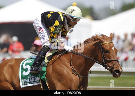 Baltimore, Maryland, USA. 17. Mai 2013. Tanzen Sie nach Bristol, Xavier Perez, gewinnt die Skipat-Einsätze, 6 Stadien für Fohlen und Stuten drei Jahre alt und nach oben, bei Pimlico Race Course in Baltimore, Maryland. (Bild Kredit: Kredit: Joan Fairman Kanes/Eclipse/ZUMAPRESS.com/Alamy Live-Nachrichten) Stockfoto