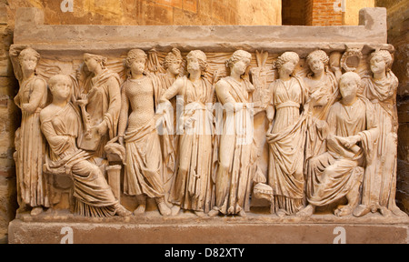 PALERMO - 8. APRIL: Relief auf dem Grab von römischen Klassik (Kopie) unter Dom am 8. April 2013 in Palermo, Italien. Stockfoto