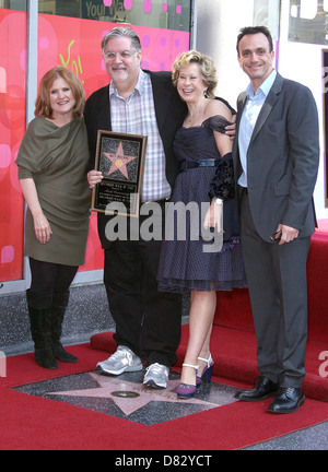 Nancy Cartwright, Yeardley Smith, Hank Azaria mit dem Schöpfer von "The Simpsons" Matt Groening (2. von links) erhält einen Stern auf Stockfoto