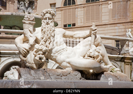 Palermo - Statue des Gottes vom Florentiner-Brunnen auf der Piazza Pretoria Stockfoto