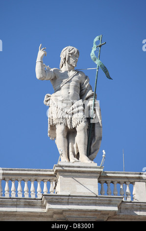 Statue von Johannes dem Täufer auf der Oberseite St. Peter Basilika Fassade. Rom, Italien Stockfoto