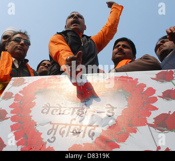 Aktivisten der konservativen Organisation Shiv Sena Anti-Valentine Tag Parolen schreien, als sie eine Banner mit reißen ein Stockfoto