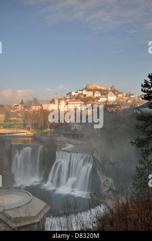 Wasserfälle am Zusammenfluss der Flüsse Pliva und Vrbas mit der Altstadt im Hintergrund, Jajce, Bosnien und Herzegowina Stockfoto