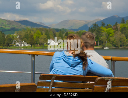 Junges paar entspannende auf Fahrgastschiff, Lake Windermere, Lake District National Park, Cumbria, England UK Stockfoto