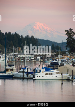 Den verschlafenen Hafen von der Stadt von Gig Harbor mit Mt Rainier Fang das Licht von Sonnenuntergang im Hintergrund Stockfoto