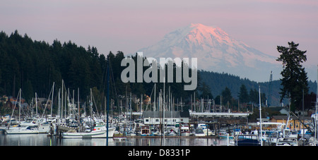 Den verschlafenen Hafen von der Stadt von Gig Harbor mit Mt Rainier Fang das Licht von Sonnenuntergang im Hintergrund Stockfoto