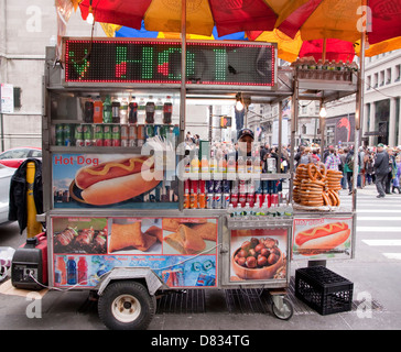 Streetfood Anbieter in Midtown Manhattan Brezeln, Bande, Schaschlik, Rindfleisch Burger, Hotdogs, Soda in einem mobilen Wagen zu verkaufen. Stockfoto