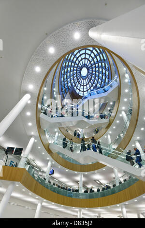 Liverpool, Vereinigtes Königreich. 17. Mai 2013. Besucher bewundern das zentrale Atrium von Liverpool Central Library auf seiner offiziellen Wiedereröffnung nach einer Sanierung £50 m. Bildnachweis: Andrew Paterson / Alamy Live News Stockfoto