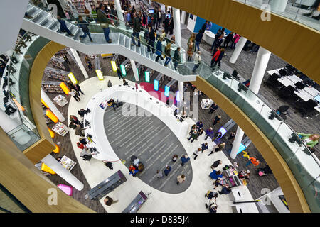 Liverpool, Vereinigtes Königreich. 17. Mai 2013. Besucher bewundern das zentrale Atrium von Liverpool Central Library auf seiner offiziellen Wiedereröffnung nach einer Sanierung £50 m. Bildnachweis: Andrew Paterson / Alamy Live News Stockfoto