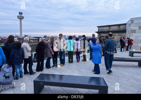 Liverpool, Vereinigtes Königreich. 17. Mai 2013. Besucher betrachten Zentrum Stadtansichten auf der Dachterrasse des Liverpool Central Library auf seiner offiziellen Wiedereröffnung nach einer Sanierung £50 m. Bildnachweis: Andrew Paterson / Alamy Live News Stockfoto