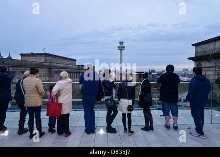 Liverpool, Vereinigtes Königreich. 17. Mai 2013. Besucher betrachten Zentrum Stadtansichten auf der Dachterrasse des Liverpool Central Library auf seiner offiziellen Wiedereröffnung nach einer Sanierung £50 m. Bildnachweis: Andrew Paterson / Alamy Live News Stockfoto