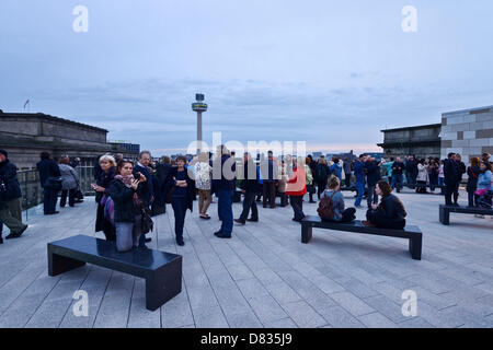 Liverpool, Vereinigtes Königreich. 17. Mai 2013. Besucher betrachten Zentrum Stadtansichten auf der Dachterrasse des Liverpool Central Library auf seiner offiziellen Wiedereröffnung nach einer Sanierung £50 m. Bildnachweis: Andrew Paterson / Alamy Live News Stockfoto