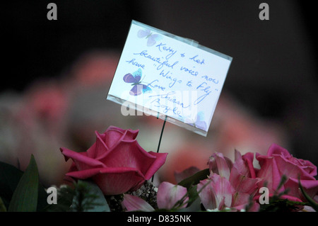 Blumen von Susan Boyle die Beerdigung des ehemaligen The X Factor Kandidat Kerry McGregor, bei der Kirk Calder geführt Kerry übergeben Stockfoto