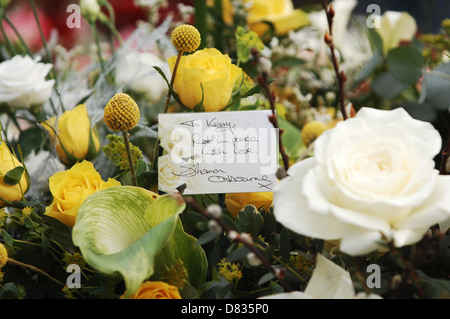 Blumen von Sharon Osbourne die Beerdigung des ehemaligen The X Factor Kandidat Kerry McGregor, bei der Kirk Calder geführt Kerry Stockfoto