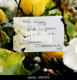 Blumen von Sharon Osbourne die Beerdigung des ehemaligen The X Factor Kandidat Kerry McGregor, bei der Kirk Calder geführt Kerry Stockfoto