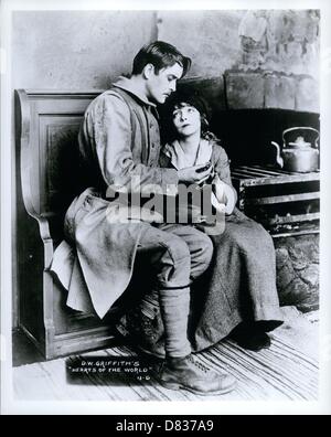 1. Juni 1918 - Hollywood, Kalifornien, USA - LILLIAN GISH (14. Oktober 1893 - 27. Februar 1993) war eine US-amerikanische Bühne, Bildschirm und Fernsehen Schauspielerin, deren Karriere 75 Jahre, von 1912 bis 1987 überspannt. Sie hieß "The First Lady des amerikanischen Kinos". Bild: LILLIAN GISH und ROBERT HARRON in einer Szene aus der 1918 silent film "Hearts of the World". (genaues Datum und Ort unbekannt) (Kredit-Bild: © Keystone Bilder USA/ZUMAPRESS.com) Stockfoto