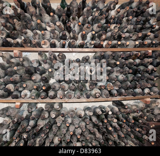 Alte Flaschen in eine private Weinsammlung. Stockfoto