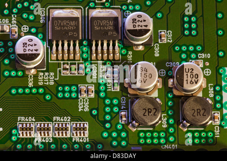Kondensatoren und Transistoren auf Platine Stockfoto
