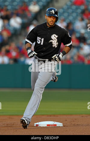 Anaheim, Kalifornien, USA. 17. Mai 2013. Chicago White Sox, die richtige Feldspieler Alex Rios (51) vorbei läuft zweite Basis auf einen Solo Homerun im 1. Inning während der Major League Baseball Spiel zwischen den Los Angeles Angels und die Chicago White Sox im Engel Stadium in Anaheim, CA. David Hood/CSM/Alamy Live News Stockfoto