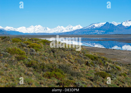 Patagonische Steppenlandschaft mit schneebedeckten Anden und Lago Argentino in Argentinien Stockfoto